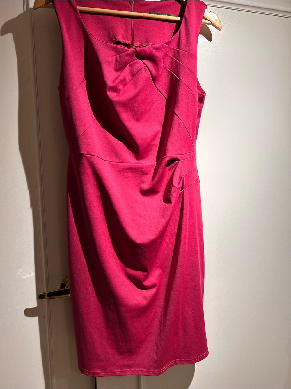 Chic Fuchsia Twist-Detail Midi Dress